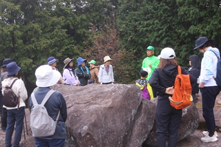 箭山権現石舞台