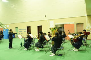 吹奏楽部の演奏で退場しました