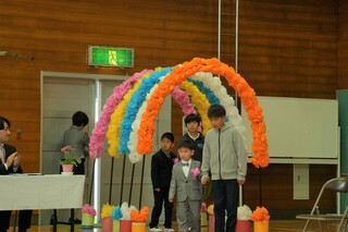 6年生と手をつないで入場です 6年生と手をつないで入場です