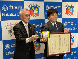 田中社長（写真右）と奥塚市長