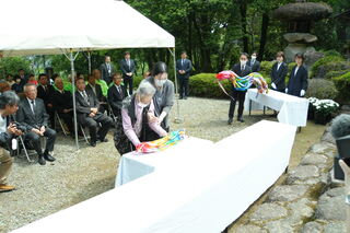 望箭荘による折り鶴奉納