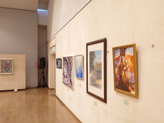市美展会場内、移動壁や壁面に展示されている作品群の写真