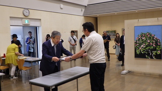 美術協会賞授与写真 美術協会賞を授与している様子