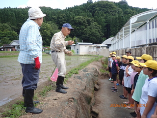 小西さん夫婦と三郷小５・６年生