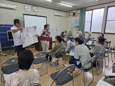 熱心に指導する高橋防災士 熱心に指導する高橋防災士