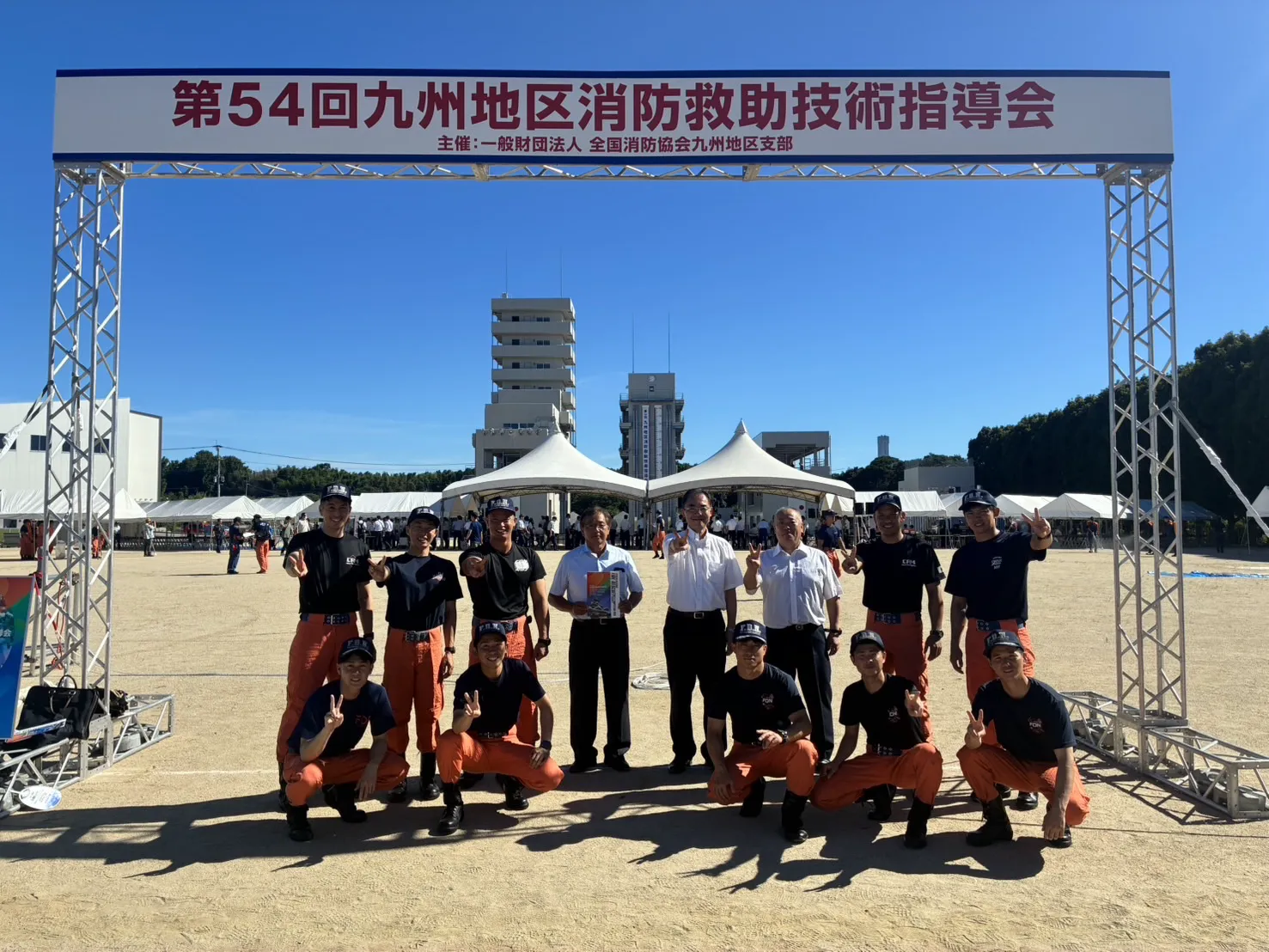 出場隊員の集合写真 競技会場にて出場隊員の集合写真を撮影しました。
