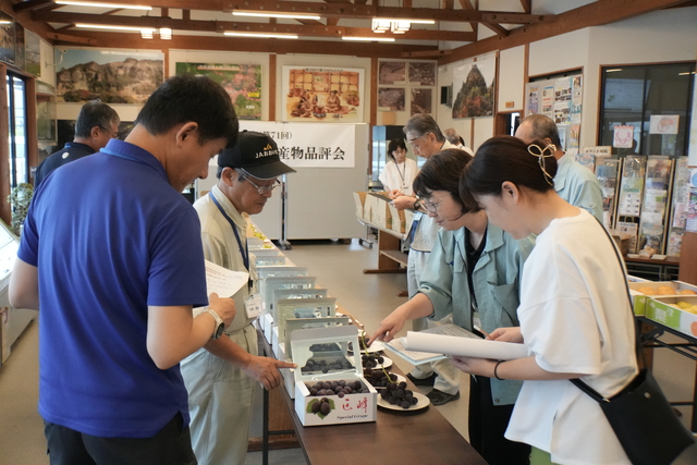 農産物品評会の様子 農産物品評会の様子