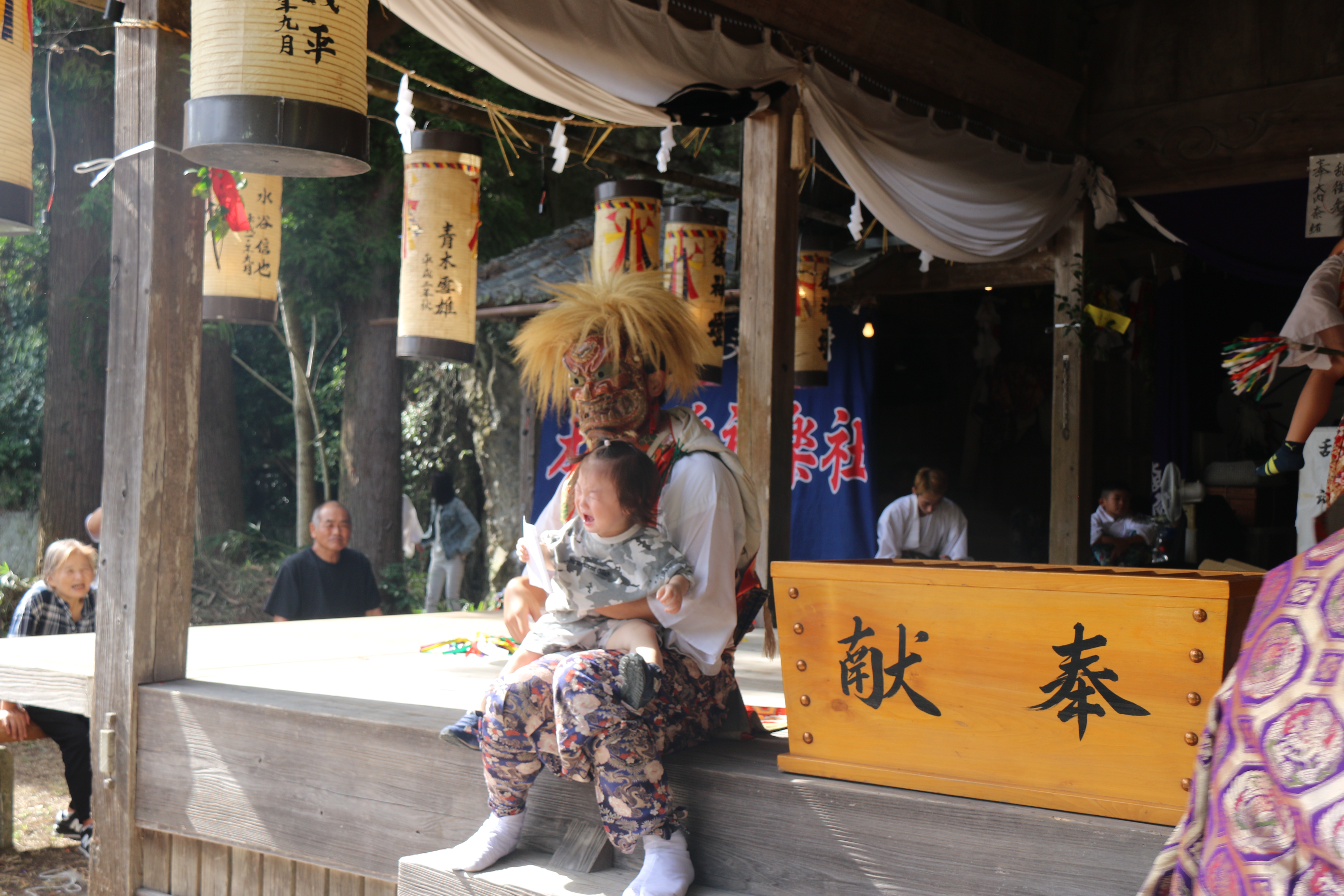 鬼に抱えられた子ども