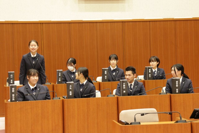 生徒から議員へ質問の様子