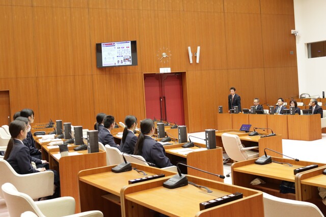 議員から生徒へ回答の様子