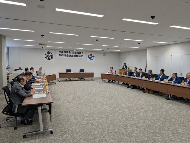 協定書締結式の様子 協定書締結式の様子