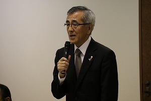 あいさつをする奥塚市長