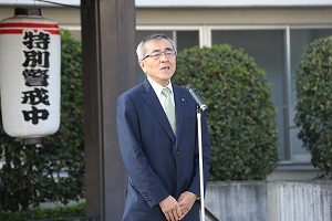 挨拶する奥塚市長