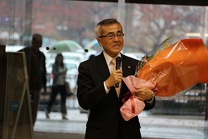 あいさつをする奥塚市長