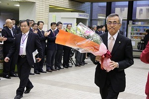 就任式へ移動する奥塚市長