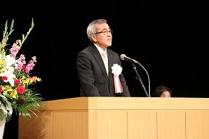 あいさつする奥塚市長