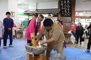 もちつきをしている奥塚市長