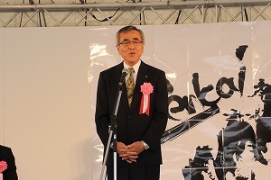 あいさつする奥塚市長