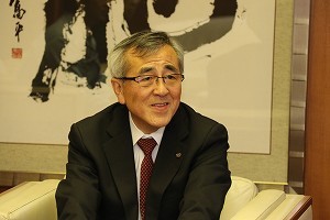 お礼を述べる奥塚市長