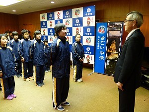 全国大会への出場報告を受ける奥塚市長