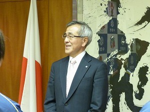 選手たちを激励する奥塚市長