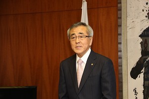 あいさつをする奥塚市長