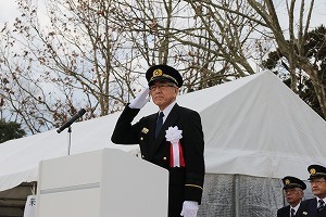 訓練を見守る奥塚市長