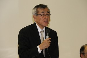 あいさつをする奥塚市長