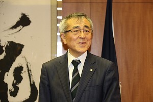 選手たちを激励する奥塚市長