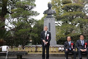 あいさつをする奥塚市長