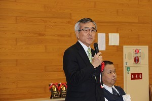 あいさつをする奥塚市長