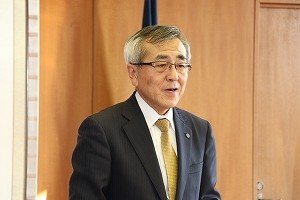 あいさつをする奥塚市長