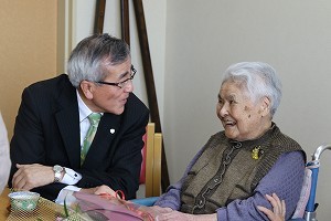 お祝いの言葉を贈る奥塚市長