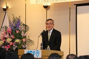 あいさつをする奥塚市長