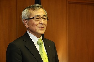 あいさつをする奥塚市長