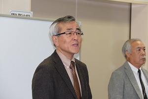 あいさつをする奥塚市長