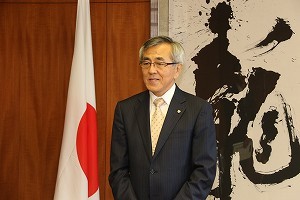 あいさつをする奥塚市長