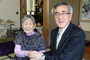 奥塚市長と握手する中門さん