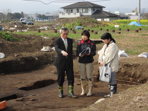 長者屋敷官衙遺跡の視察風景