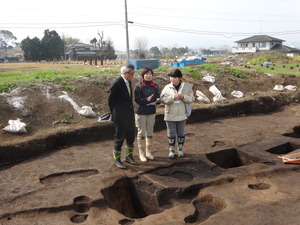 幢竿遺構の視察風景