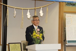 あいさつをする奥塚市長