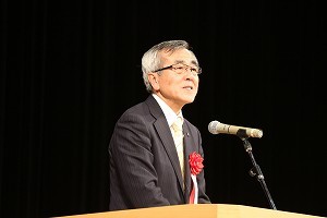 あいさつをする奥塚市長