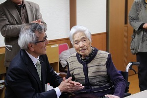 前平さんと談笑する奥塚市長