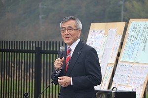 椿まつりグランド大会であいさつをする奥塚市長