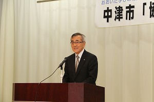 あいさつをする奥塚市長