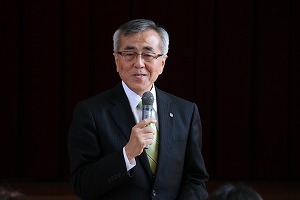 あいさつする奥塚市長