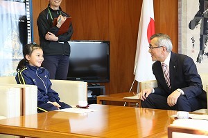 歓談をする奥塚市長と山口選手