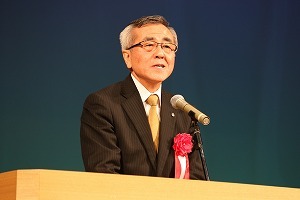 あいさつする奥塚市長