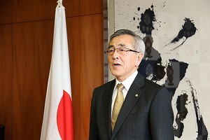 あいさつをする奥塚市長