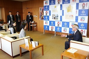 談笑する奥塚市長